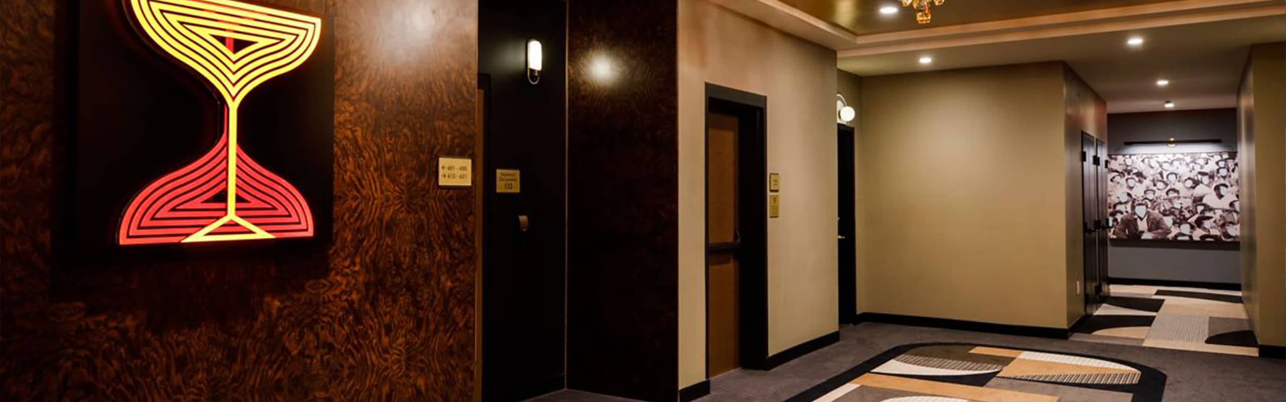 Hotel Indy -lobby elevators