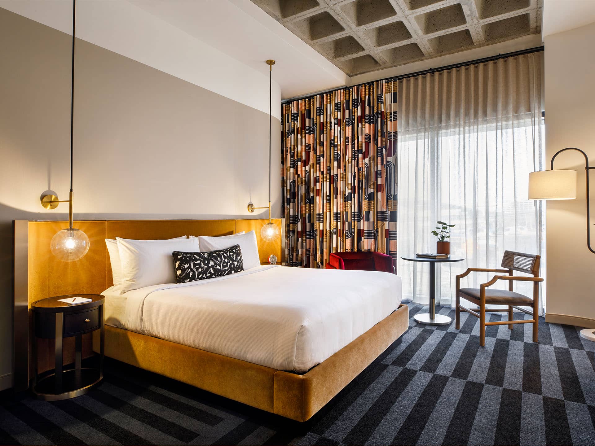 kennmar_hotel-indy_king-bed-room